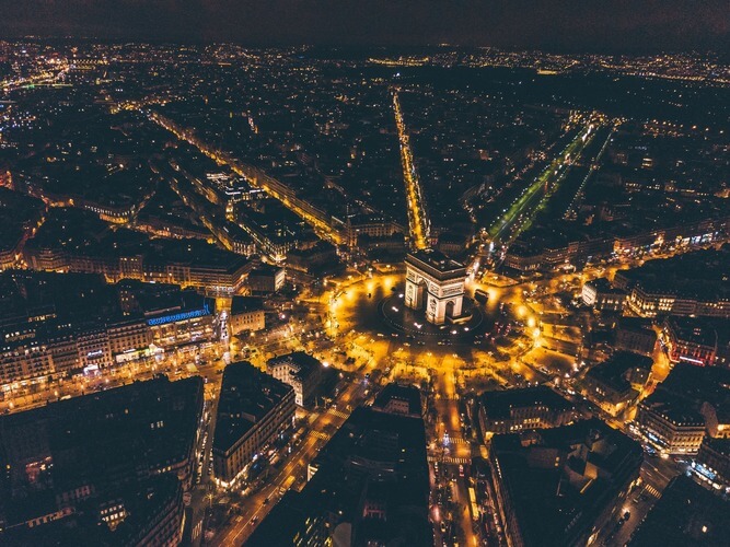 Photo aérienne de Paris avec l'énergie que la ville dégage
